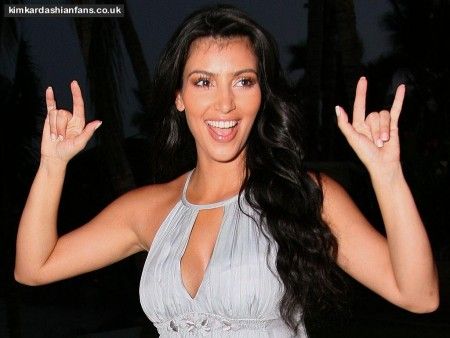 Kim Kardashian flashant le double salut cornu  